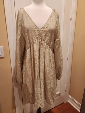 H&M Light Green V-Neck Gathered Long-Sleeve Dress